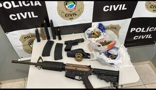 Fuzil, pistola, carregadores e droga apreendidos com acusado de atentado (Foto: Divulgação)
