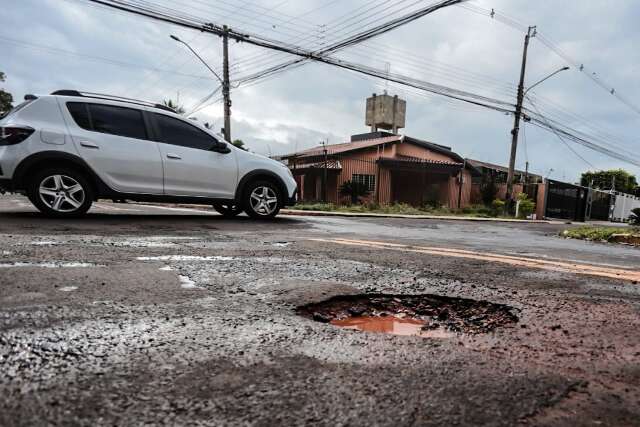Com epidemia de buracos, moradora lamenta: &ldquo;nossa cidade est&aacute; abandonada&rdquo;