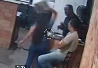 Servidora foi flagrada discutindo e jogando bandeja em gerente (Foto: reprodução / vídeo)