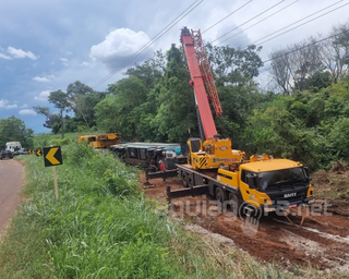 Maquinário remove ônibus de Mato Grosso do Sul que capotou no Paraná. (Foto: Reprodução/Aqui Agora)