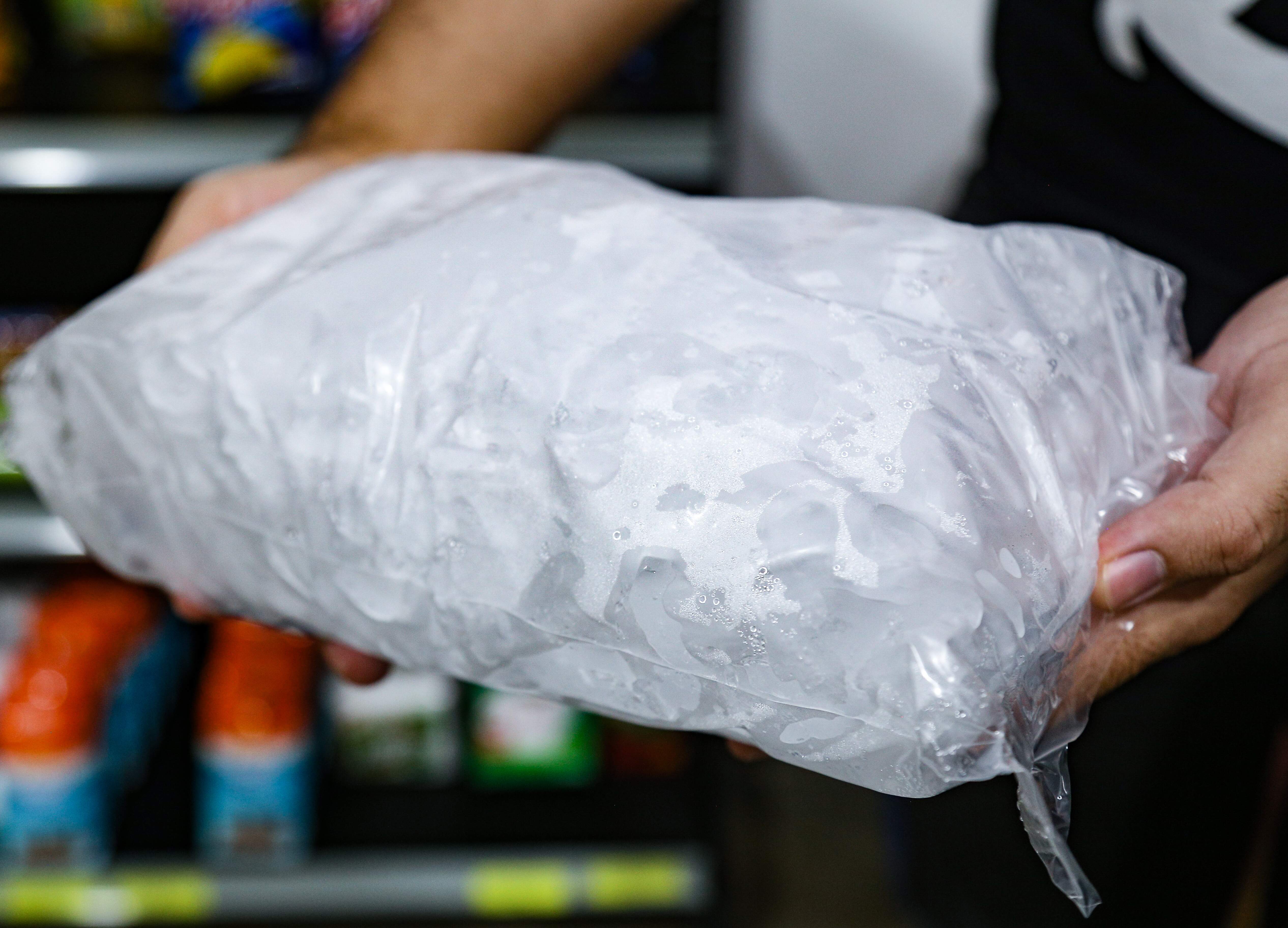 Cubo de gelo vira “arma” e é proibido em blocos
