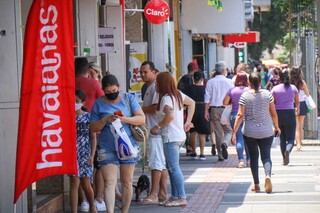 Movimentação de cliente no comércio da região central de Campo Grande. (Foto: Henrique Kawaminami/Arquivo)