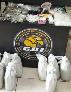 No local foram apreendidos maconha, cocaína e galões com insumos para produção de lança-perfume. (Divulgação/Polícia Civil)