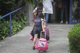 Crianças indo para escola particular, em Campo Grande (Foto: Marcos Maluf)