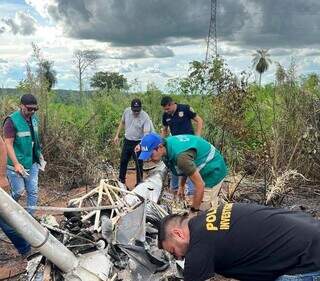 Peritos paraguaios analisam destroços de helicóptero incinerado após queda no Paraguai (Foto: Divulgação)