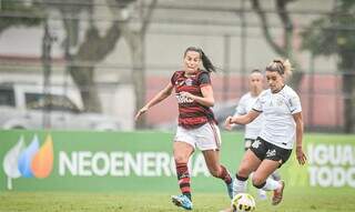 Jogadoras do Corinthians e Flamengo se enfrentaram em 2021. (Foto: Nayra Halm/Staff Images)