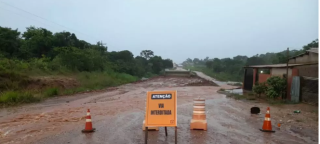 Rios transbordam, invadem desvios e estradas ficam intransit&aacute;veis 