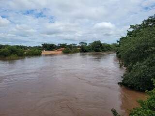 Rio Aquidauana entrou em classificação de alerta durante período de chuvas. (Foto: Reprodução/Portal de Aquidauana)