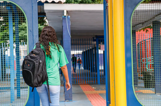 Aluna entra em escola estadual em Campo Grande. (Foto: Henrique Kawaminami/Arquivo/Campo Grande News)