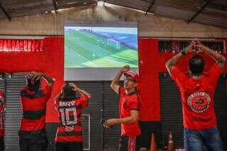 Torcedor lamenta gol perdido. (Foto: Henrique Kawaminami)