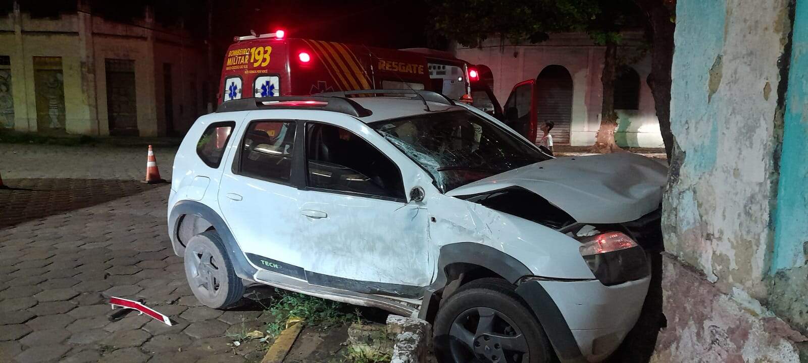 Condutora bate com ônibus e carro vai parar em muro de casa em Corumbá