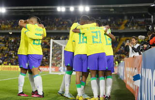 Jogadores brasileiros comemoram a vítoria contra o Uruguai, na noite deste domingo (12). (Foto: Reprodução/@CBF_Futebol no Twitter)