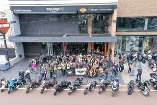Cerca de 70 motociclistas se reuniram pra fazer a rota. (Foto: Paulo Benitt)