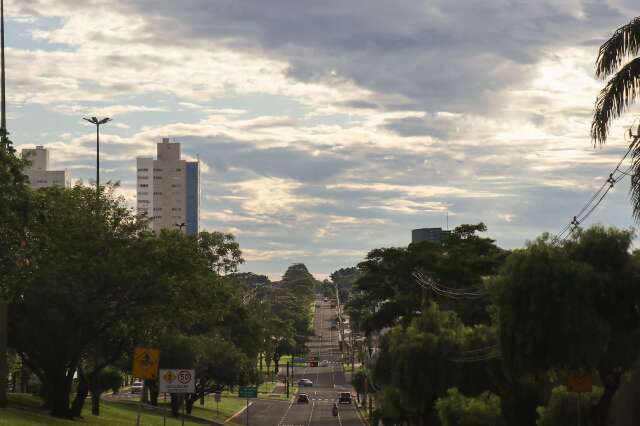 Apesar de c&eacute;u com muitas nuvens, domingo ser&aacute; de calor em MS