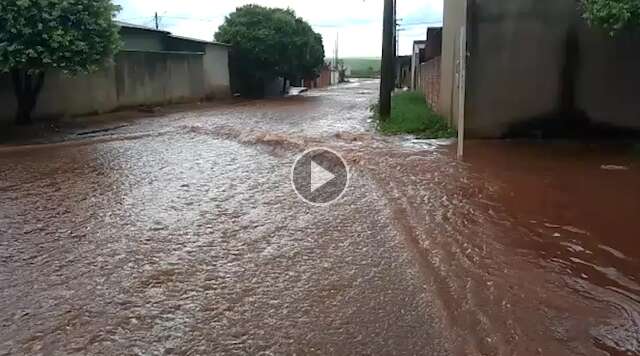 Em 15 minutos de chuva, rua se transforma em rio e casas s&atilde;o alagadas