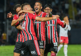 Jogadores do São Paulo comemoram a vítoria contra o Santos, neste domingo (12). (Foto: Reprodução/@SaoPauloFC no Twitter)