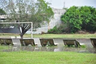 Campinho de futebol inundado pela água do rio. (Foto: O Pantaneiro)