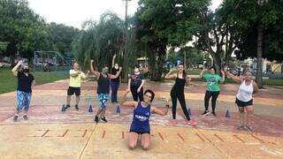 Mulheres realizam aulas de zumba na Praça do Peixe, em Campo Grande. (Foto: Reprodução/Prefeitura Municipal)