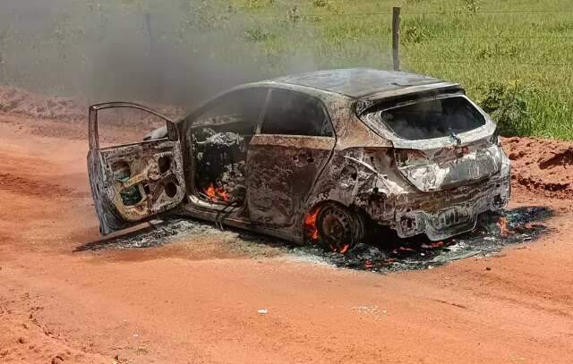 Carro carbonizado e destru&iacute;do &eacute; encontrado em assentamento de Nova Andradina