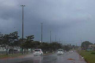 Campo Grande registra chuva na saída para Cuiabá na tarde deste domingo. (Foto: Henrique Kawaminami)