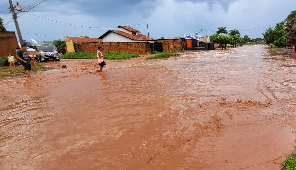 Chuva de 30 minutos alaga ruas, invade casas e causa transtorno a moradores