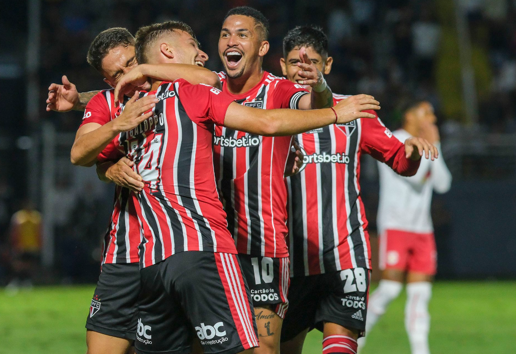 São Paulo vence Santos e garante liderança no Campeonato Paulista
