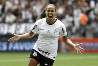 Millene comemora um dos dois gols marcados na partida. (Foto: Rodrigo Gazzanel/SCCPFutFeminino)