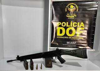 Fuzil 7,62 apreendido com casal ligado a suspeito morto pela polícia, em Bela Vista (Foto: Divulgação)