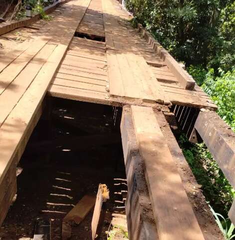 Colheitadeira quebra ponte do C&oacute;rrego Ceroula e moradores ficam ilhados 