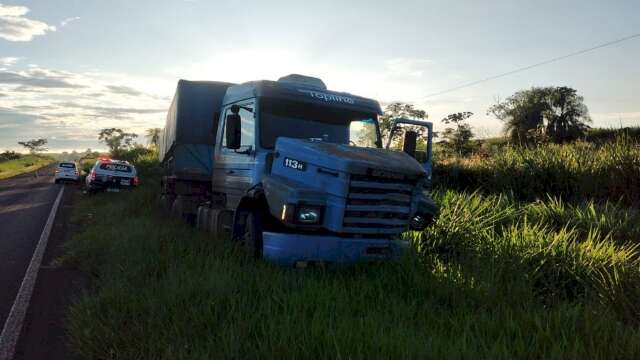 Moto para embaixo de carreta ap&oacute;s colis&atilde;o e homem morre na BR-376 