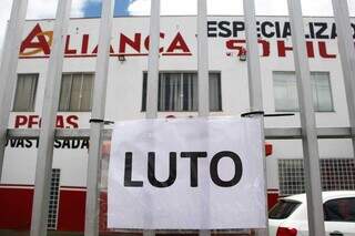 Placa de luto no portão da empresa de Antônio Caetano, morto a tiros por PM. (Foto: Alex Machado)