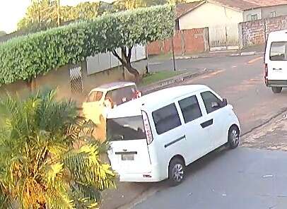Motorista de aplicativo &quot;apaga&quot; e colide carro em van escolar