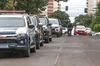 Várias viaturas das polícias Civil e Militar foram até o local do crime. (Foto: Marcos Maluf)