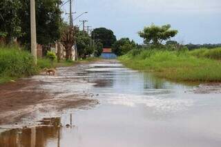 Rua ou rio? Água toma conta de rua sem asfalto no bairro. (Foto: Henrique Kawaminami)