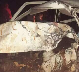 Carro colide em carreta, motorista morre e passageiro fica ferido