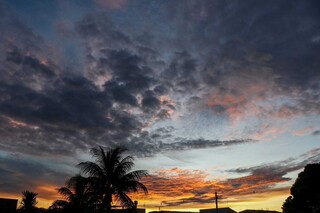 Céu de Campo Grande na manhã desta segunda-feira. (Foto: Henrique Kawaminami)