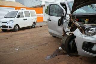 Motorista de aplicativo &quot;apaga&quot; e colide carro em van escolar