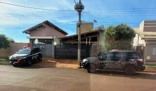 Viaturas em frente à casa de um dos vereadores em Maracaju (Foto: Direto das Ruas)