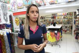 Ana Carolina, gerente da loja São Gonçalo fala sobre as vendas (Foto: Kísie Ainoã)