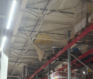 Telhado de supermercado rasgou durante a tarde desta terça-feira (14). (Foto: Arquivo pessoal)