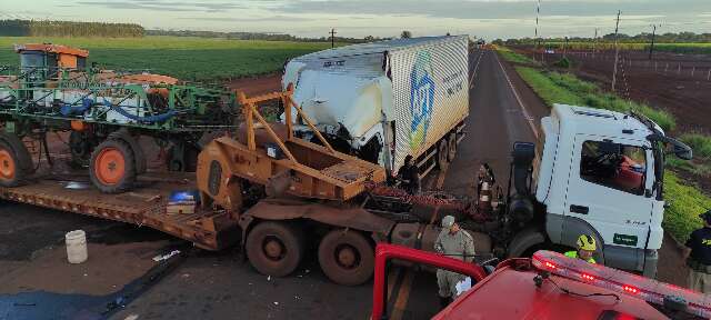 Caminhoneiro de 47 anos morre ap&oacute;s colidir em carreta na BR-163 