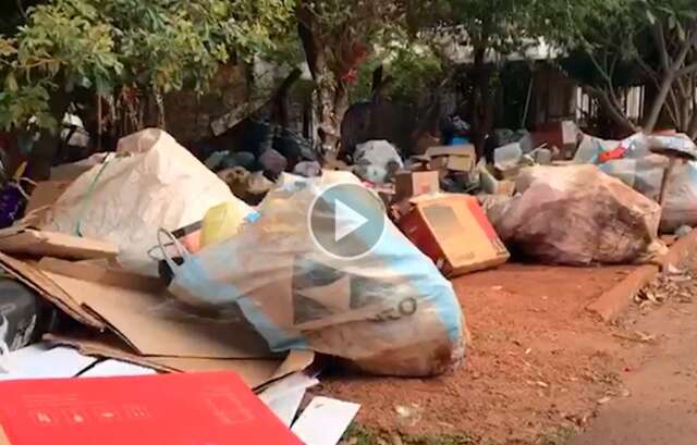Lixo acumula nos fundos de Unidade de Sa&uacute;de e revolta moradores 