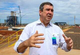 Eduardo Riedel em visita à futura fábrica da Suzano em Ribas do Rio Pardo (Divulgação/Governo MS)