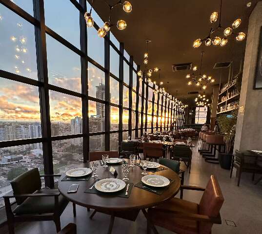 No alto de 14 andares, restaurante abre como 1&ordm; rooftop da cidade
