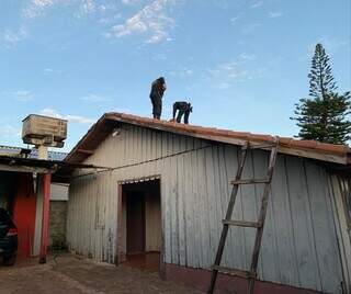 Policiais em cima do telhado para prender alvo de mandado, hoje em Mundo Novo (Foto: Divulgação)