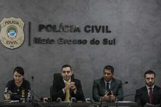 Da direita para a esquerda, delegada Medina, Roberto Gurgel, diretor geral da Polícia Civil, e servidores da Receita Federal (Foto: Marcos Maluf)