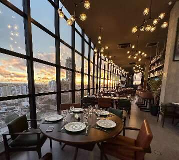 No alto de 14 andares, restaurante abre como 1º rooftop da cidade