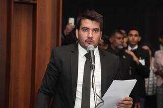 Rafael Tavares fala em tribuna, durante sessão no Legislativo.  (Foto: Assessoria)