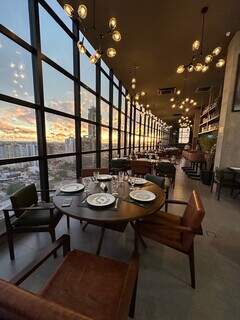 Vista para Campo Grande e pôr do sol é principal destaque do restaurante. (Foto: Murilo Gomes)