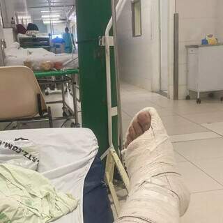 Pé lesionado do paciente e corredor com macas no Hospital Universitário (Foto: Direto das Ruas)